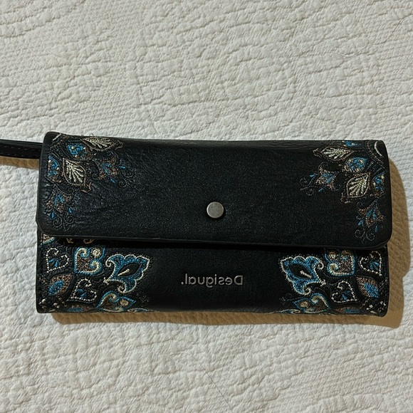Desigual Deva reversible wallet/wristlet NEW - Picture 1 of 9
